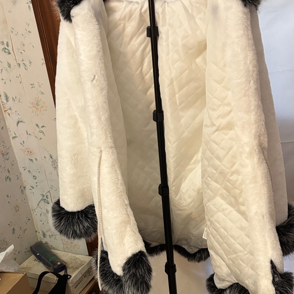Woman’s Faux Fur Trimmed White Jacket - Picture 5 of 5
